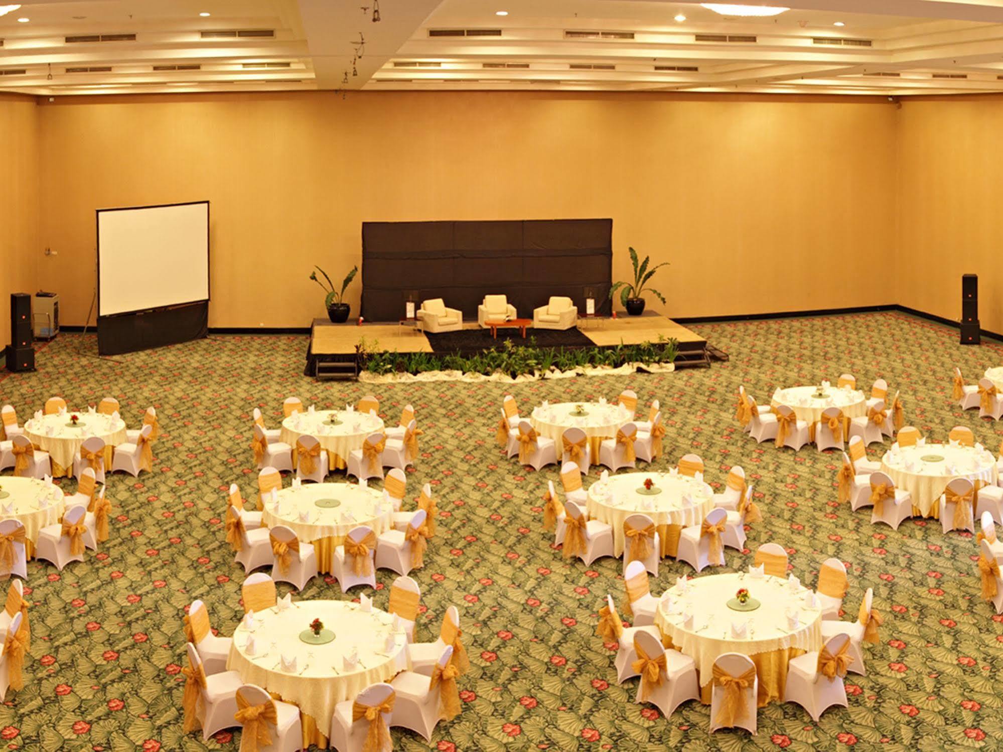 Sintesa Peninsula Hotel Manado Eksteriør bilde
